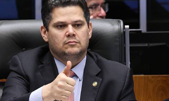 Alcolumbre sugere “melhorar” 6x1 e quer passar PEC por comissões