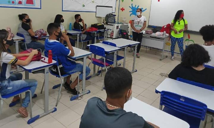 Alex Redano solicita construção de quadra de areia e pista de corrida para escola no Distrito de Calama