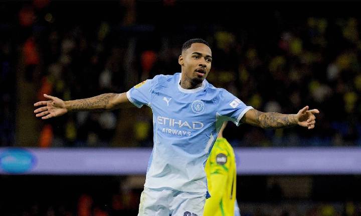 Allan brilha na estreia pelo Manchester City e se iguala a brasileiros históricos
