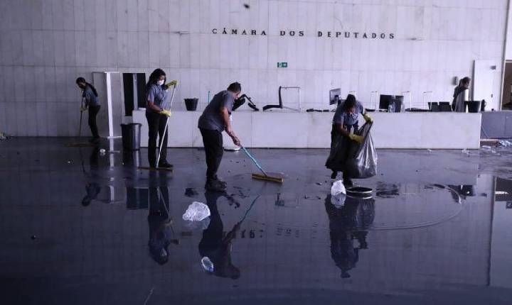 Ampliação de vagas para mulheres em contratos públicos é proposta por projeto de lei
