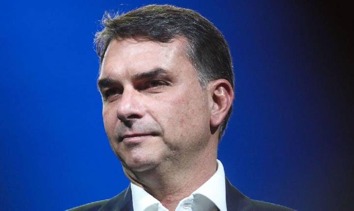 Após revelação sobre contrato, Flávio diz que Moraes deve renunciar ao STF