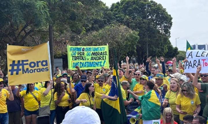 Ato em Brasília pede impeachment de Moraes em meio à crise no STF