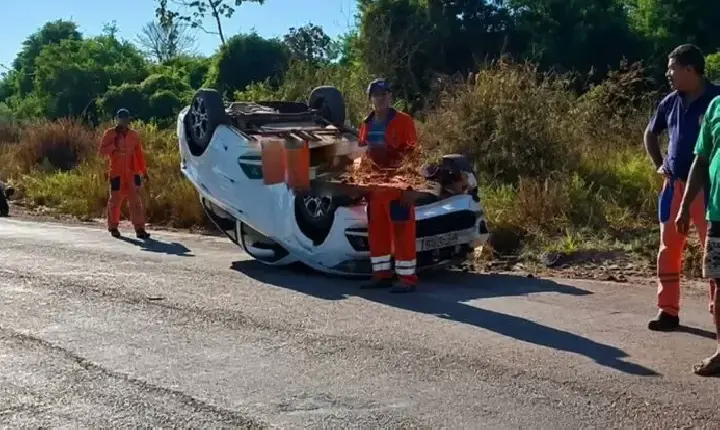 Automóvel capota na RO-383 entre Cacoal e Rolim de Moura após manobra de ultrapassagem