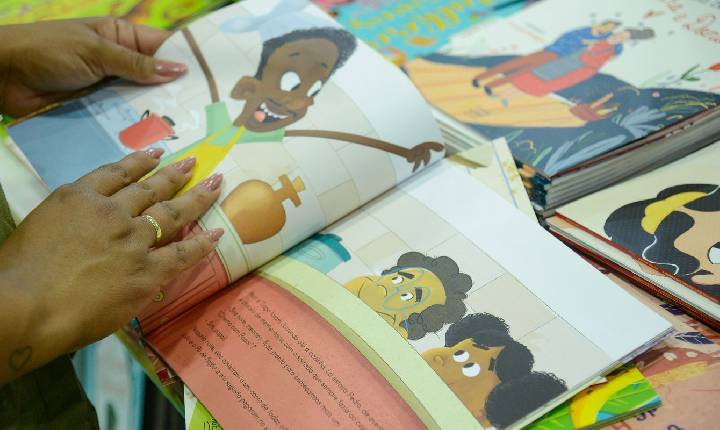 Bienal nas Escolas entra em clima de Copa para estimular leitura no RJ