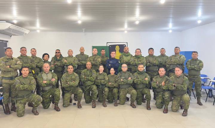 BPFRON PARTICIPA DE INSTRUÇÃO SOBRE USO DIFERENCIADO DA FORÇA E EMPREGO DA TASER X2 NO CENTRO DE ENSINO DA PMRO