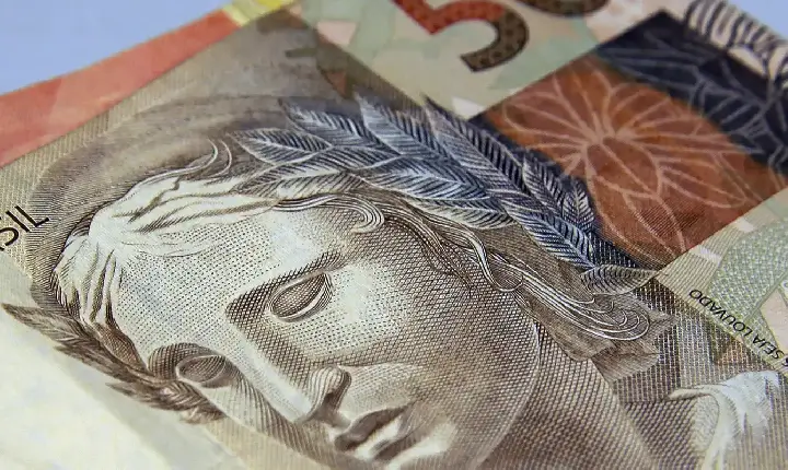 Brasileiros retiram R$ 10,5 bilhões da poupança em agosto
