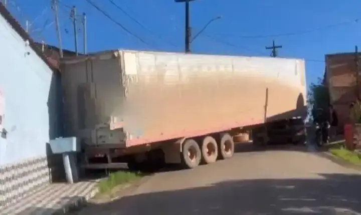 Carreta desgovernada de ré quase destrói residência na zona sul de Porto Velho