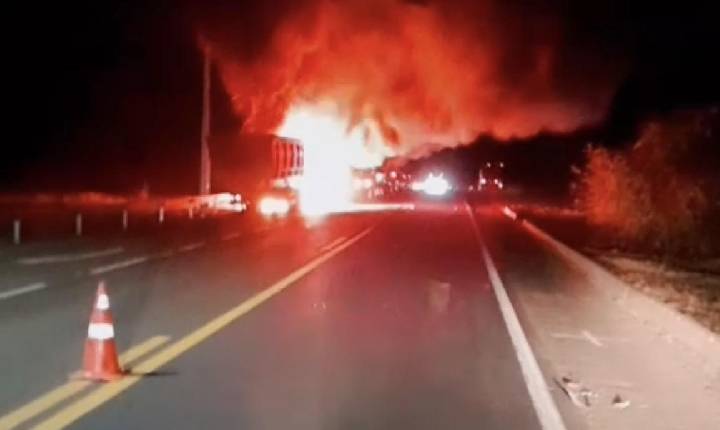 CARRETA PEGA FOGO NA BR-364 APÓS ESTOURO DE PNEU.