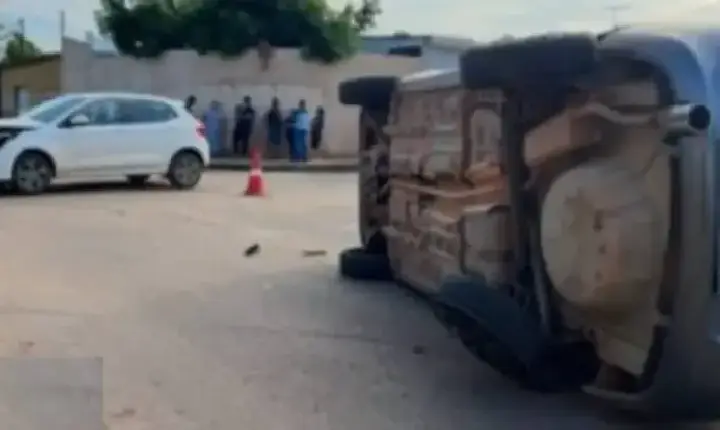 Carro capota após colisão em cruzamento na zona sul de Porto Velho