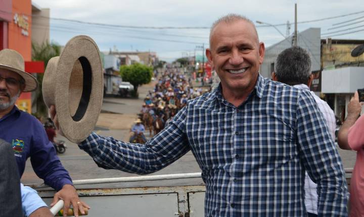 Cavalgada da Expocol reúne famílias e movimenta Colorado do Oeste com participação de Ezequiel Neiva