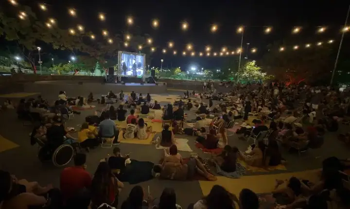 Cinema ao ar livre transforma o Dia dos Namorados em noite marcante no Parque da Cidade
