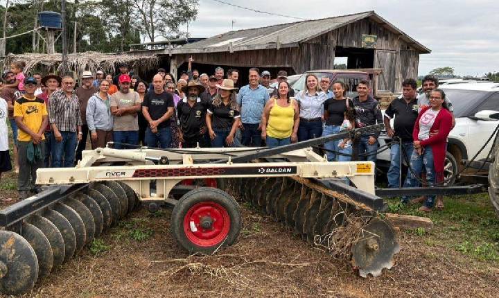 Cláudia de Jesus destina grade aradora de R$ 55 mil para produtores em Buritis