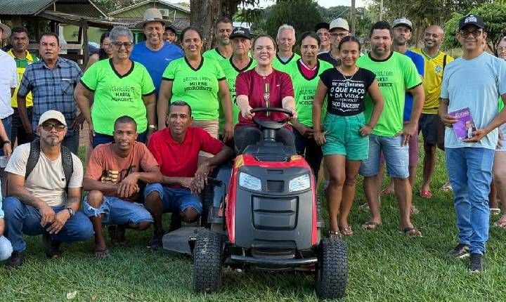 Cláudia de Jesus entrega trator cortador de grama de R$ 30 mil em São Miguel do Guaporé