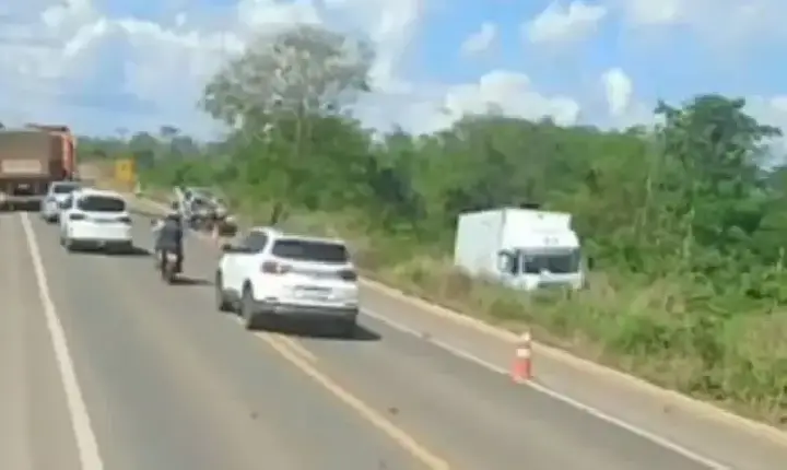Colisão entre caminhão e caminhonete na BR-364 deixa uma pessoa morta em Rondônia