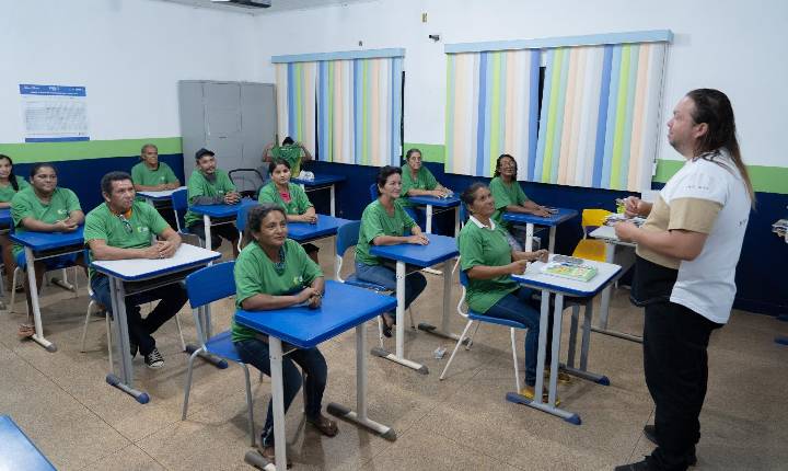 Com kit escolar e uniforme, alunos da EJA iniciam aulas na Vila Princesa