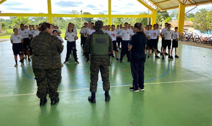 Comandante do BPA visita Polícia Militar Mirim de Presidente Médici e destaca importância da disciplina e educação ambiental