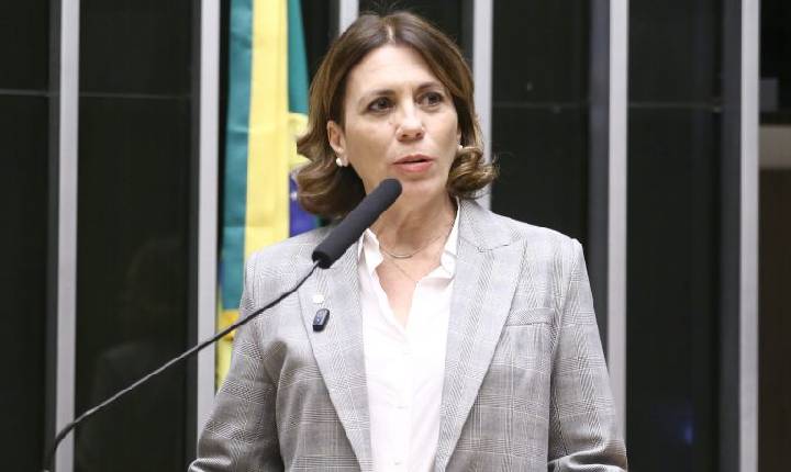 Comissão aprova proposta de internet obrigatória em voos com envio gratuito de mensagens de texto