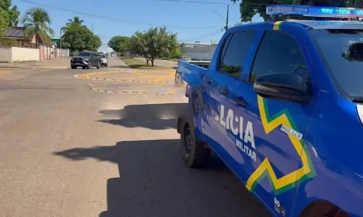 Condutora de bicicleta elétrica fica ferida após colisão com carro em rotatória