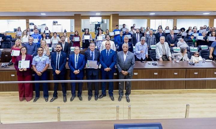 Deputado Ismael Crispin concede Título de Cidadão Rondoniense ao ex-prefeito Tião Valladares e homenageia Coral Vozes do Legislativo