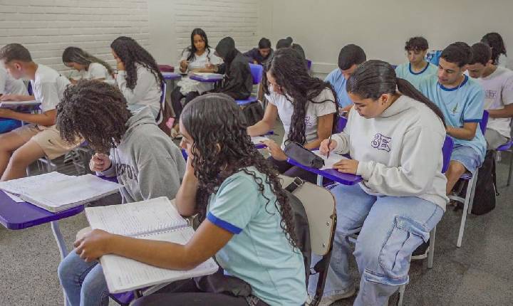 Desempenho escolar no Brasil avança a longo prazo, mas ainda é insuficiente