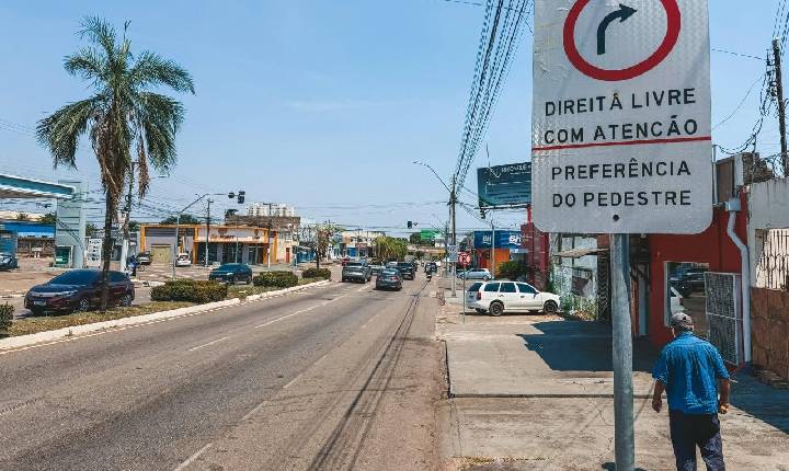 Direita livre e proibido estacionar, Semtran reforça atenção às placas de trânsito