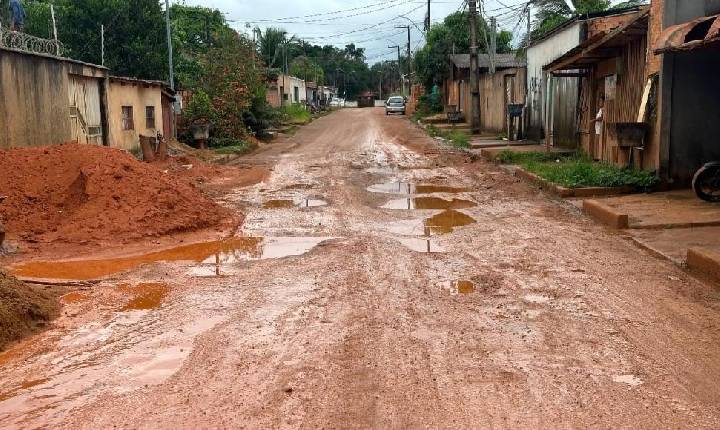 EDIMILSON DOURADO: Vereador tem pedido atendido e garante serviço de tapa-buraco no bairro Aeroclube