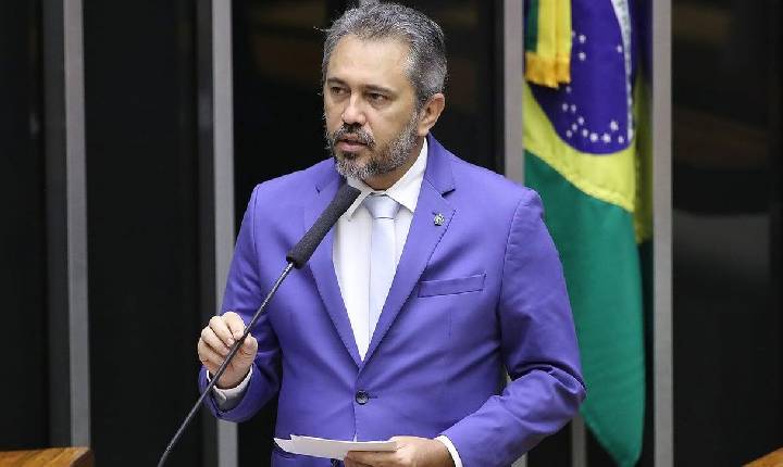 Elmano é reeleito governador do Ceará no primeiro turno