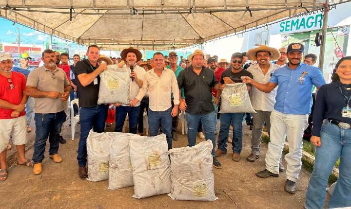 Emenda de Alex Redano garante entrega de condicionadores de solo para produtores rurais de Buritis