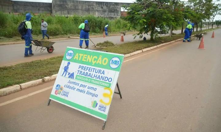 Equipes de limpeza atuam em ruas, praças e mercados