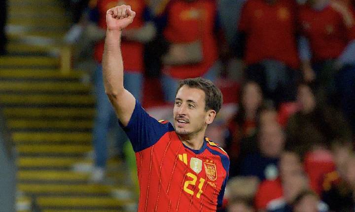 Espanha supera Inglaterra em um duelo marcado por reviravoltas e apagões