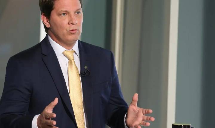 Flávio Dino impede saída do deputado Mario Frias do país devido a riscos de evasão