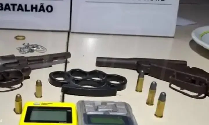 Força Tática prende dupla e apreende armas, drogas e materiais do tráfico em residência