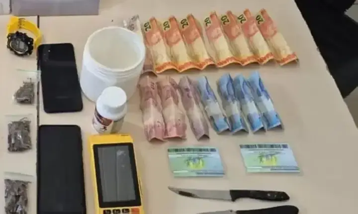 Força Tática prende dupla e apreende drogas e dinheiro em ponto de tráfico