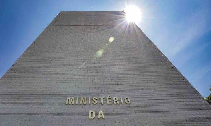Governo bloqueia R$ 22,1 bi do Orçamento de 2026