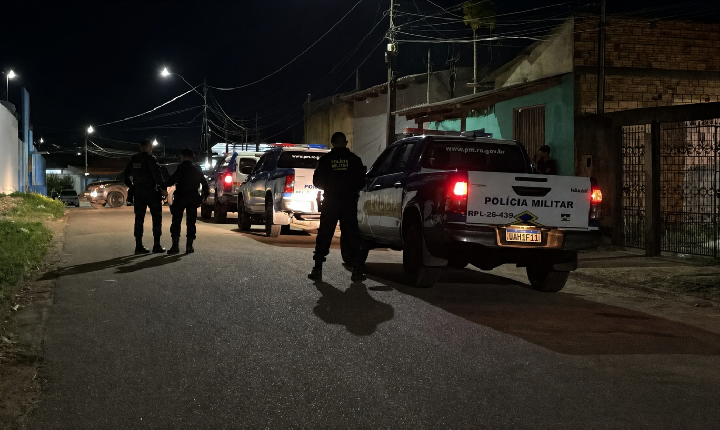 Homem agride esposa e se tranca armado dentro de casa