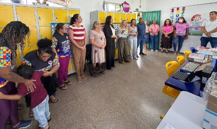 Ieda Chaves fortalece educação em Candeias do Jamari com tablets e materiais didáticos