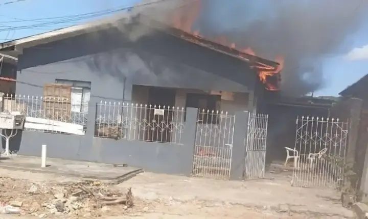 Incêndio destrói sala de residência no bairro Santiago