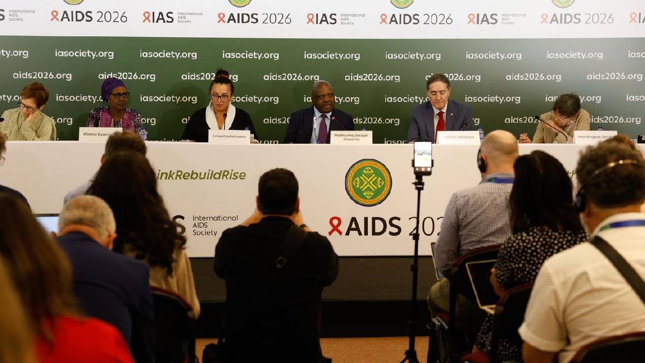 Infecções e mortes por HIV caem, mas falta de recursos ameaça avanços