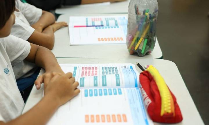 Iniciativa de bolsas busca promover formação para educadores da educação básica