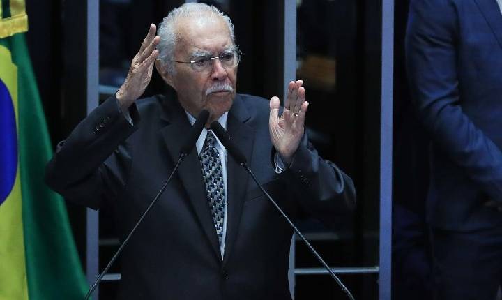 Internação do ex-presidente José Sarney devido a pneumonia