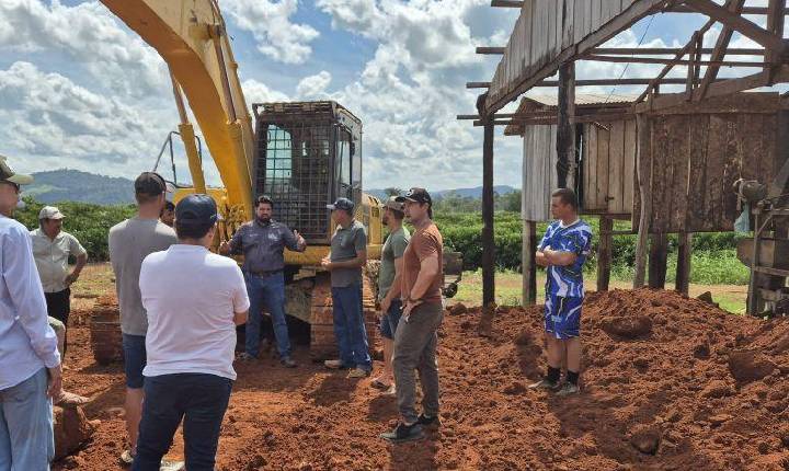 Jean Oliveira acompanha início de obra de barracão para produtores rurais de Nova Gease