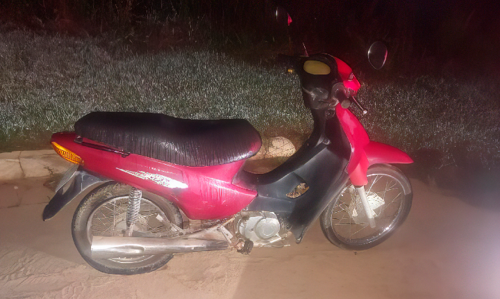 JI-PARANÁ – APÓS DENÚNCIA, PM RECUPERA MOTO ABANDONADA COM RESTRIÇÃO CRIMINAL