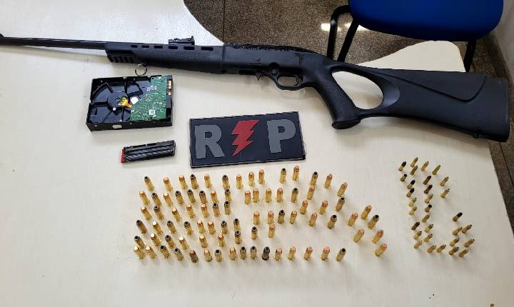 JI-PARANÁ – POLÍCIA MILITAR APREENDE ARMA DE FOGO E MAIS DE 100 MUNIÇÕES DURANTE DILIGÊNCIAS