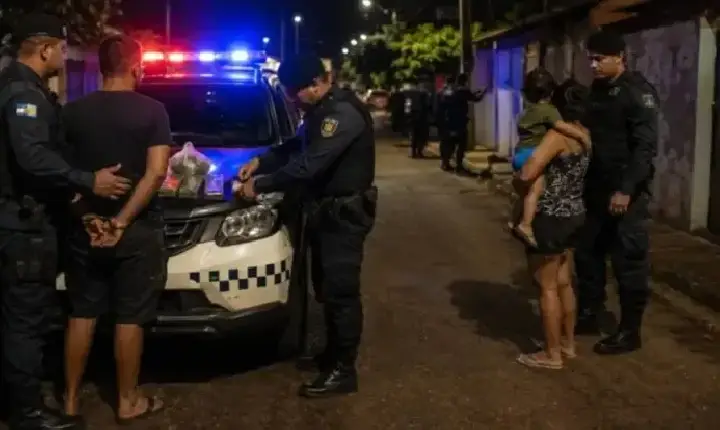 Jovem é preso por tráfico de drogas após tentativa de fuga com criança no colo em Porto Velho