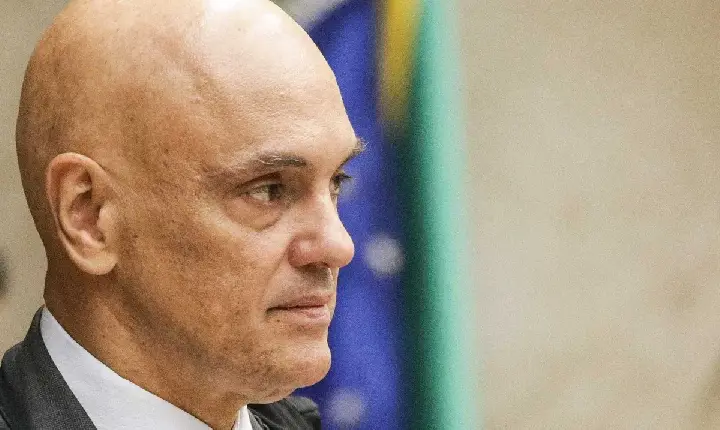 Moraes encaminha análise sobre pedido de investigação envolvendo Jair e Flávio Bolsonaro à PGR