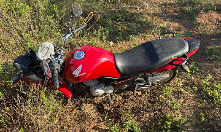 Motocicleta furtada é recuperada pela Polícia Militar em terreno baldio
