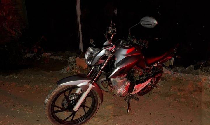MOTOCICLETA FURTADA É RECUPERADA PELA POLÍCIA MILITAR EM TERRENO BALDIO NA ÁREA CENTRAL