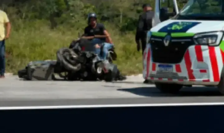 Motociclista fica gravemente ferido em colisão com utilitário na BR-364