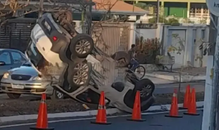 Motorista é arremessada para fora de veículo após capotamento em rotatória no bairro Urupá