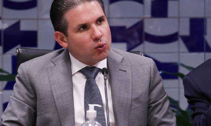 Motta convoca reunião de líderes para votar PL do fim da escala 6x1